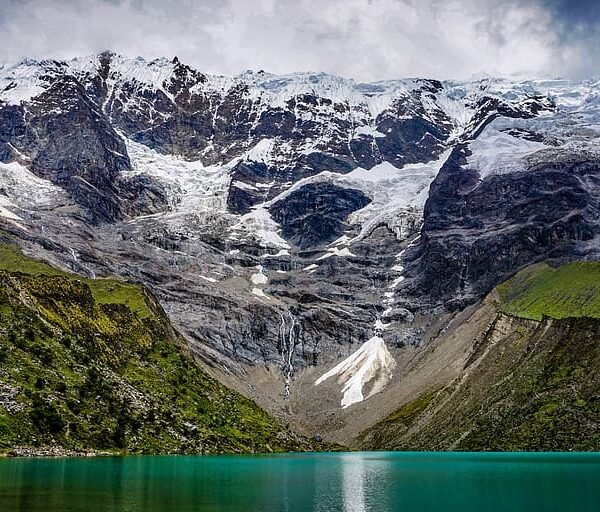 Laguna Humantay tour en Cusco con vistas turquesas y montaña